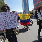 Manifestantes colombianos y bolivianos protestan en la embajada colombiana en La Paz para reclamar que cese la represión a las protestas en Colombia, hoy en el barrio residencial de Calacoto, en el sur de la ciudad.