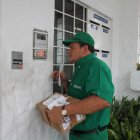 Paquetes comprados durante la semana podrán entregarse durante el toque de queda.

 gerentes dejan la corbatas para ser mensajeros/2013 Guayas,Guayaquil,Ecuador Richard Castro Diario Expreso.