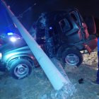 Un carro al perder pista chocó con un poste que lo aplastó.
