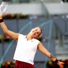 Sabalenka, de 22 años, celebra feliz tras convertirse en reina de Madrid. Es la más joven finalista que ha tenido el torneo.