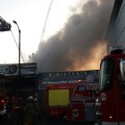 En el lugar todavía se intenta controlar el incendio.