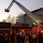 El local donde hubo un incendio el domingo 9 de mayo, en la madrugada del lunes tuvo brasas que se volvieron a prender.