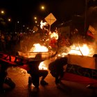 Manifestantes muestran banderas, mientras queman objetos, durante una manifestación contra del gobierno de Iván Duque, este lunes, en Cali (Colombia).