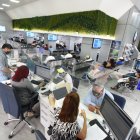 Funcionarios trabajan en ventanilla universal, inaugurada en la administración anterior.