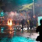 Integrantes del Escuadrón Móvil Antidisturbios (ESMAD) se enfrentan a manifestantes, el 1 de mayo de 2021, en Bogotá (Colombia).