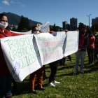 Mientras la directiva de la Cámara de Transporte del DMQ se reunía con el alcalde Jorge Yunda, choferes, ayudantes y demás miembros de las cooperativas protestaron en el parque El Arbolito.