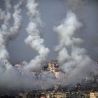 Cohetes disparados desde la franja Gaza vuelan hacia Israel, hoy 10 de mayo de 2021.