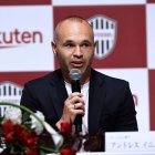 Andrés Iniesta durante el anuncio de su renovación por el cuadro japonés.