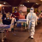 Impactado por esta segunda ola del virus, el país asiático se ha visto obligado a luchar contra la escasez de vacunas y a una severa crisis de oxígeno para uso médico y camas de cuidados intensivos que durante semanas ha ahogado a regiones como Nueva Delhi o la occidental Maharashtra.