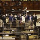 Los legisladores presentes optaron por tomarse fotografías. Para algunos, esta será su último evento en el pleno.