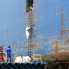 Guardacostas y autoridades sanitarias se acercaron al buque donde murió el filipino.