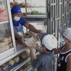 1. Atención. Mario Palomino entrega panes gratis a niños de Colina Montebello, para que desayunen. Es la forma de ser solidario con las familias que enfrentan una crisis económica. Cada día esta panadería regala 20 desayunos. 2. A domicilio. Nicolás Jiménez regala pan en Flor de Bastión a una familia. 3. Negocio. En quince años la Federación de Organizaciones de Barrios de Guayaquil ha ayudado a 40 panaderías para que no quiebren.