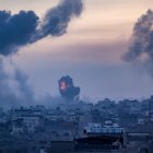 Humo y llamas tras un bombardeo israelí sobre la ciudad de Gaza. EFE/EPA/HAITHAM IMAD