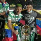 Gonzalo Plata posa con el trofeo alcanzado en el fútbol de Portugal