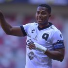Antonio Valencia con la camiseta del Querétaro su último equipo.
