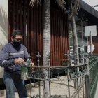 Labor. Un trabajador pintaba, el martes 11 de mayo, las rejas de la estación de la troncal 4 de la Metrovía, ubicada en el centro, en la Villamil.