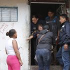 Referencial. Agentes de la Dinapen en el rescate de tres niños que se encontraban en situación de riesgo.