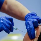 Cuanto más tiempo se tarde en vacunar a la población mundial, mayor será el riesgo de que se desarrollen variantes resistentes a la vacuna.