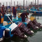 Un grupo de pescadores se alistan para salir a su labor en el mar.