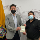 El diplomático del consulado ecuatoriano entrega el documento a