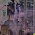 Ls protestas y el vandalismo no respetan ni a las estatuas de los próceres.