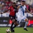 Renato Ibarra se retiró de la cancha a dos minutos del descanso por un problema muscular.