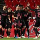 Los jugadores del Real Madrid celebran uno de los goles ante el Granada.