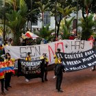 Manifestantes protestan contra la realización de un partido de la Copa Libertadores entre Atlético Nacional y Club Nacional y la organización de la Copa América el 12 de mayo 2021 en Pereira (Colombia).