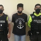 El ciudadano que fue visto empujando la moto quedó detenido para investigaciones.