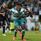 Ayrton Preciado celebra el tanto que le dio la victoria a su club.