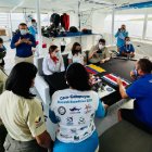Los miembros de la expedición internacional, junto a las autoridades ecuatorianas, durante una reunión al llegar a Galápagos.