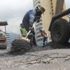 Obras. Los miembros de la brigada de bacheo cumplen turnos diurnos y nocturnos. Tienen un cronograma pero también van buscando los huecos.