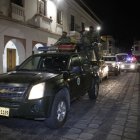 Operación. Militares perifonean por el parque de Latacunga y calles aledañas el inicio del toque de queda.