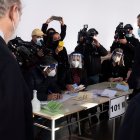 Varios trabajadores del Servicio Electoral de Chile (Servel) participan en una demostración del sistema de votación en el Colegio Providencia, uno de los centros que estarán habilitados para los comicios. Alberto Valdés / EFE