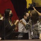 Guadalupe Llori es la nueva presidenta de la Asamblea. Pierina Correa la felicita.