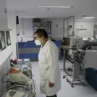 El doctor Juan Carlos Aveiga, director médico del hospital Alcívar de Guayaquil, revisa la historia médica de un paciente dentro de la unidad de cuidados intensivos no COVID.