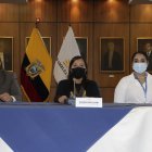 Guadalupe Llori en compañía del primer vicepresidente y la segunda vicepresidenta de la Asamblea Nacional.