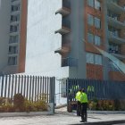 Varios agentes policiales se observan al exterior del edificio donde se produjo el incidente.