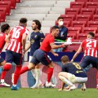 Luis Suárez, del Atlético, corre para celebrar su gol en la victoria ante el Osasuna.
