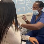 Mientras vacunaban a Michela.