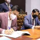 El rector de la Universidad de Guayaquil, Francisco Morán y el coordinador Zonal 8 del Ministerio de Inclusión Económica y Social (MIES),  Luis Cedeño Tovar, firmaron el convenio.