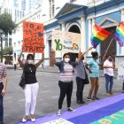 Miembros de la comunidad LGBTI en un plantón en el centro de Guayaquil.
