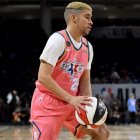 Bad Bunny ama el baloncesto. Formó parte en 2019 y 2020 del Juego de Celebridades en el Juego de Estrellas de la NBA.