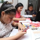 Los estudiantes de los planteles fiscales reciben sus tareas por Whatsapp una vez a la semana.