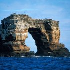 El llamado Arco de Darwin es una piedra natural que en algún momento formó parte de la isla del mismo nombre, a la que no hay como visitar por tierra, por norma de protección de la biodiversidad del archipiélago ecuatoriano.