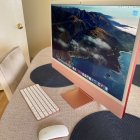 El nuevo computador de escritorio iMac de Apple es el primero que la empresa ha construido en torno a su chip de fabricación propia M1, lo que le ha permitido integrar la potencia de este procesador en un diseño ultrafino que lo convierte en una buena opción para profesionales con trabajo remoto.