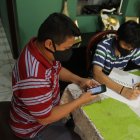 Los padres ayudan a sus hijos a desarrollar las tareas.