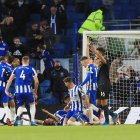 Dan Burn (centro) de Brighton celebra después de anotar el tercer gol del equipo ante el campeón de Inglaterra