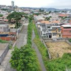 El canal está ubicado al pie de la calle Guayasamín. La zanja divide la ciudadela Cumbres Bajas  de Los Ceibos, de Santa Cecilia.