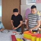 Los "chamitos" llevan ocho años ganándose el pan a través de la piñatería